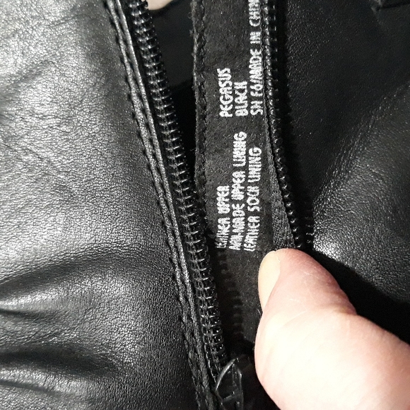 Earth black leather ankle boots. Size 7.5 - Picture 8 of 11